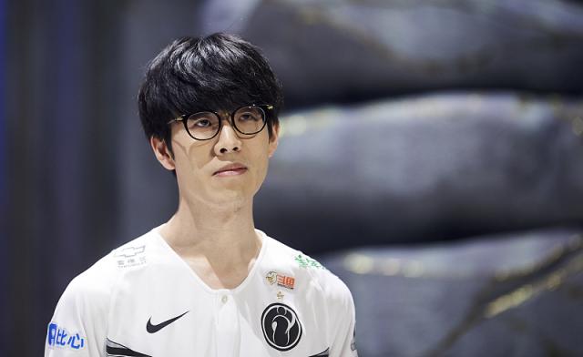 热刺全队已经抵达韩国，孙兴慜、梁民革举韩国国旗合照