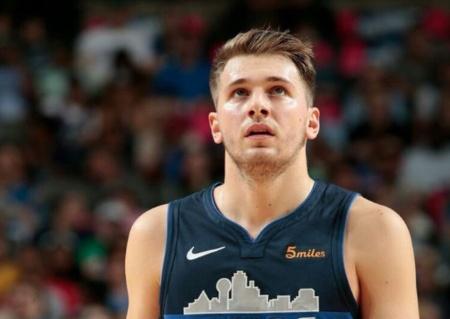 泪目！足协杯冠军奖杯被带回工体，放在已故球迷杨雪的座位旁