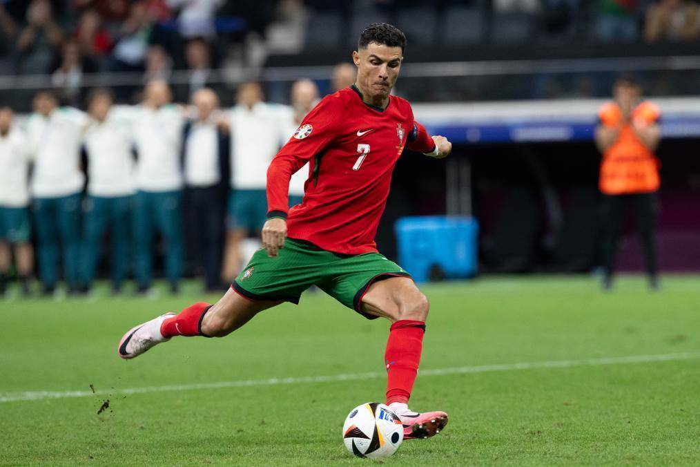 体育斯诺克利雅得大师赛:惊险晋级 马克·艾伦4-3马克·塞尔比